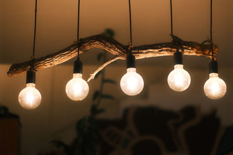 Dans un luminaire en bois, le veinage compte presque autant que la forme